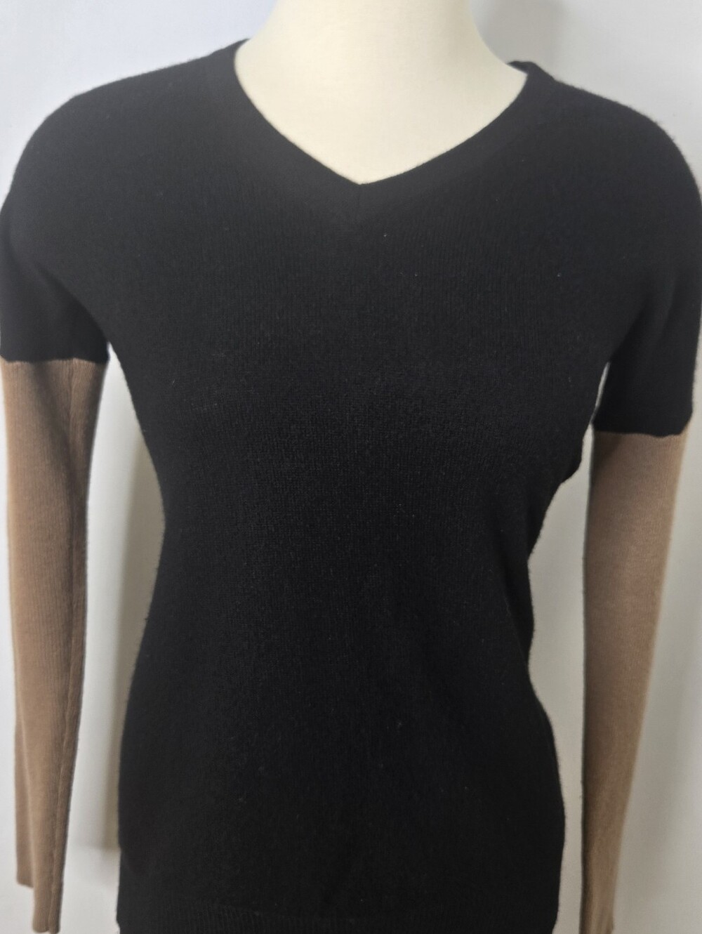 100% Cashmere. Theory Janey Royal Color Block V-Neck Size Small